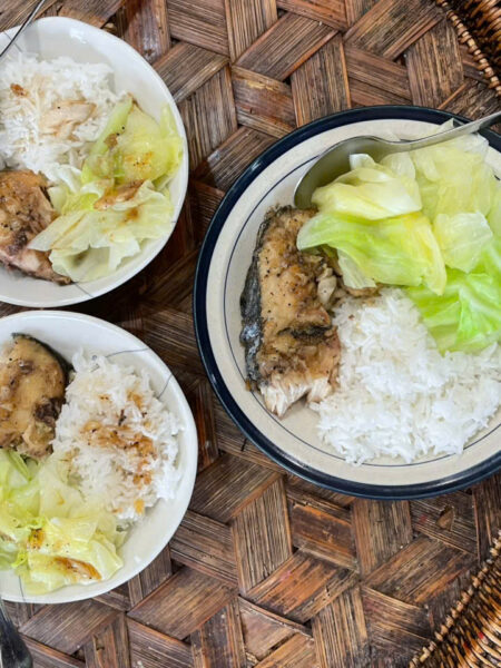 Maquereau frit à la sauce de poisson à l’ail